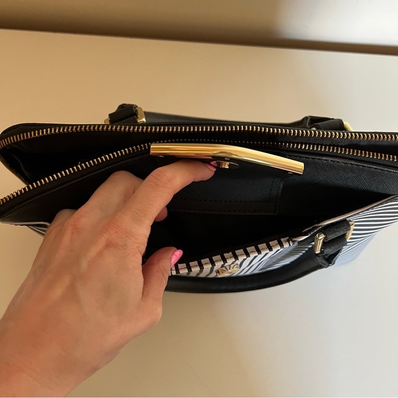 [Calvin Klein] Black & White Stripe Purse - Picture 6 of 7